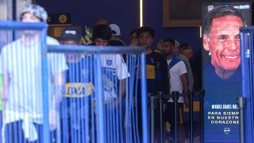 Hinchas en el sepelio de Russo. Hubo una incesante procesión todo el día.