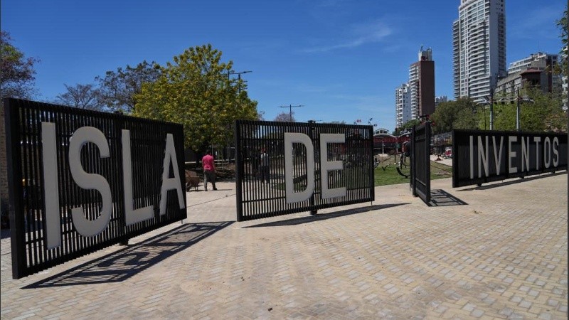 “Hay un piano de uso público y una biblioteca donde los chicos pueden hacer la tarea, estudiar o simplemente conversar”, comentó Javkin..