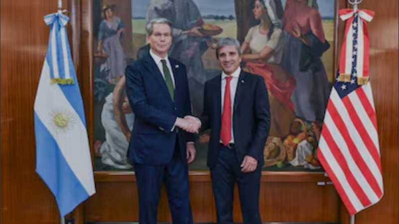 El secretario del Tesoro estadounidense, Scott Bessent y el ministrod e Economía, Luis Caputo.