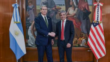 El secretario del Tesoro estadounidense, Scott Bessent y el ministrod e Economía, Luis Caputo.