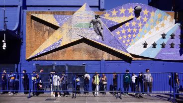 Hinchas en el sepelio de Russo. Hubo una incesante procesión todo el día.