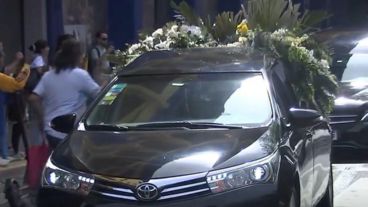 Hinchas en el sepelio de Russo. Hubo una incesante procesión todo el día.