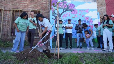 El mural y el lapacho en memoria de Maite, asesinada en mayo de 2023.