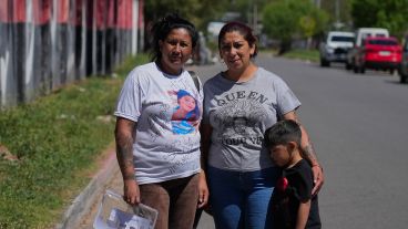 Nadia, la madre de Máximo, jutno a Natalia.