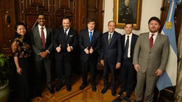 El presidente Javier Milei junto a su asesor Demian Reidel y representantes de OpenAI