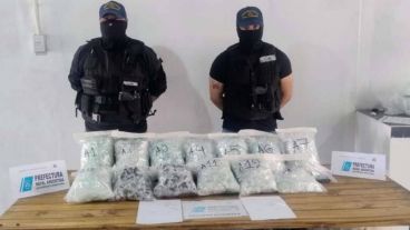 Acopio. Prefectura incautó más de cuatro kilos de cocaína ya fraccionada.