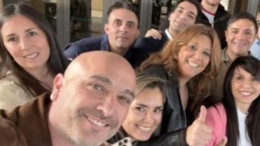 Claudio Cicarelli (en primer plano), en una imagen junto a la diputada Lorena Villaverde (de rosa).