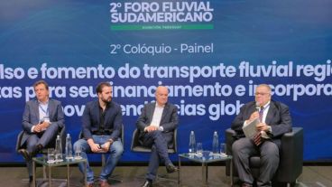 Diego Azqueta Secco (Comisión Permanente de Transporte de la Cuenca del Plata), Bernd Gunther (Armadores Fluviales de Parguay), José Berea (Cámara Paraguaya de Exportadores) y  Juan Carlos Venesia (IDR)