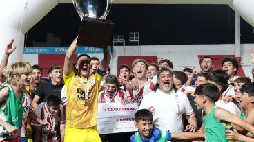 Los pibes tatengues se consagraron en el estadio 15 de Abril.