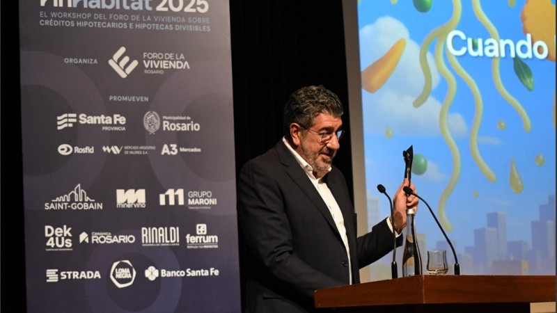 Gabriel Pérez, desarrollador inmobilario, cuchara en mano en la apertura de Fin Habitat2025
