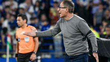 Ariel Holan, el técnico del Central que lidera la tabla anual y se mantiene invicto en el Torneo Clausura 2025.