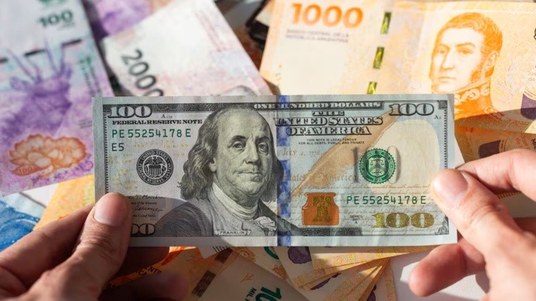 Las consultoras y analistas creen que el dólar cerrará el 2025 por arriba de la banda cambiaria.