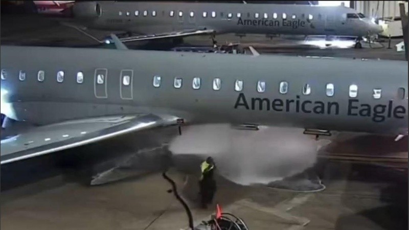 El combustible inflamable salió de la manguera durante aproximadamente un minuto.