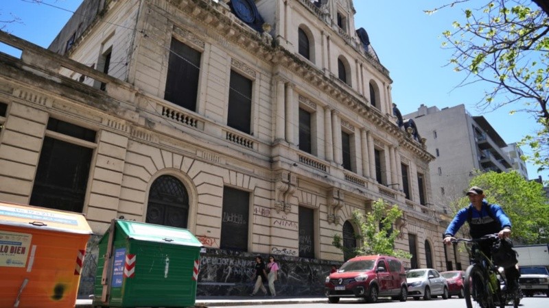 El frente del imponente edificio de Sarmiento 1350: está abandonado desde hace años.