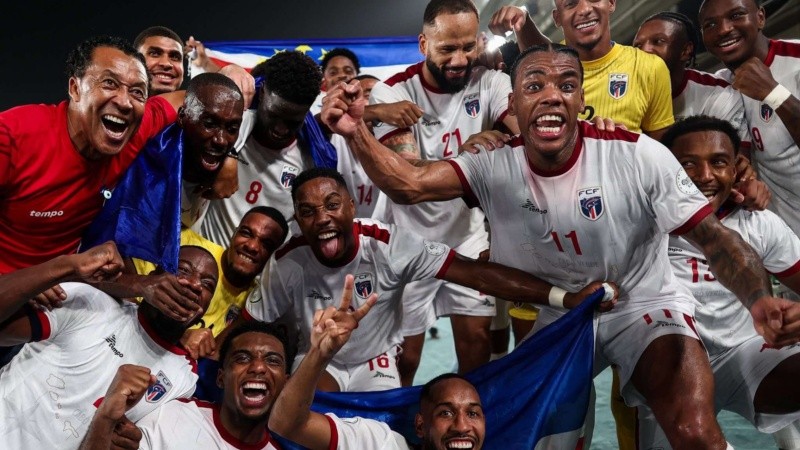 Los jugadores de Cabo Verde celebran el boleto al Mundual 2026.
