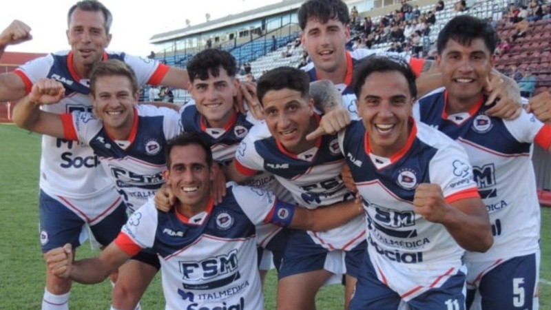 La alegría de los jugadores charrúas tras dar vuelta el partido ante Español.