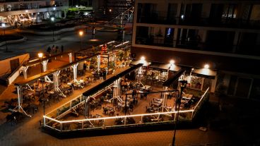 Un lugar pensado para quienes desean degustar y comer deliciosos platos y bebidas mientras disfrutan de una de las vistas más privilegiadas de la ciudad.