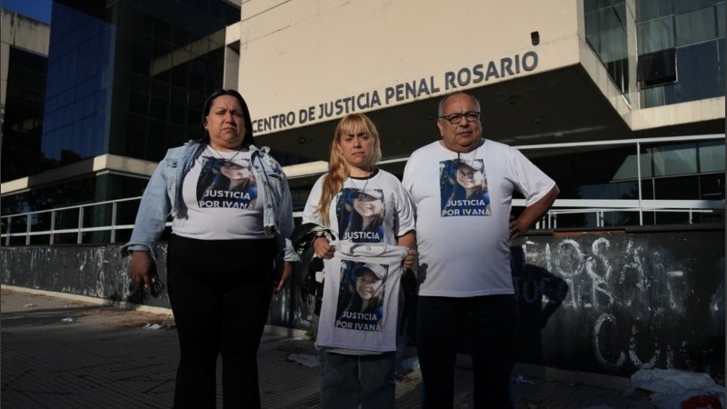 Este martes se realiza la audiencia preliminar al juicio por el crimen de Ivana Garcilazo en el Centro de Justicia Penal de Rosario en la que los tres acusados participan por zoom.