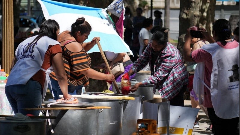 Gremios locales nucleados en la Confederación Argentina de Trabajadores del Transporte (CATT) junto a organizaciones sociales organizaron una gran movilización popular que culminó en la plaza de Santa Fe y Dorrego,