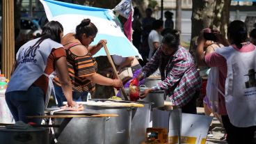Gremios locales nucleados en la Confederación Argentina de Trabajadores del Transporte (CATT) junto a organizaciones sociales organizaron una gran movilización popular que culminó en la plaza de Santa Fe y Dorrego,
