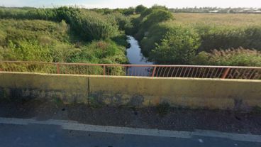 El canal Ibarlucea visto desde el puente de la ruta 34.