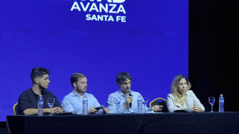 Los funcionarios junto al candidato de LLA en Rosario.