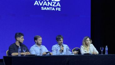 Los funcionarios junto al candidato de LLA en Rosario.