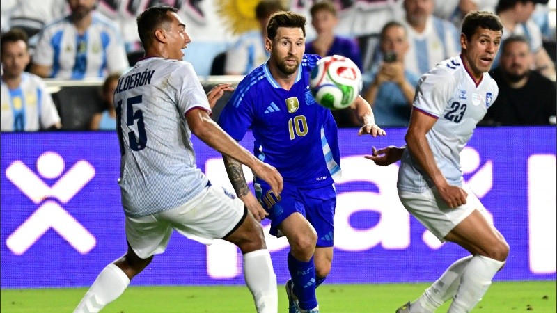 Messi jugó todo el partido; no convirtió, pero dio dos asistencias de gol