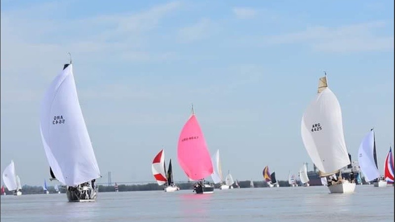 La regata contará con la participación de alrededor de 25 embarcaciones y un promedio de cinco tripulantes por equipo.