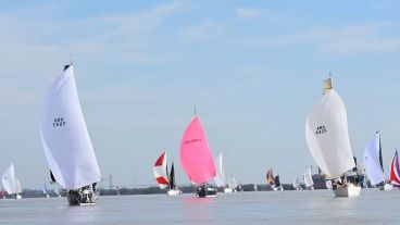 La regata contará con la participación de alrededor de 25 embarcaciones y un promedio de cinco tripulantes por equipo.