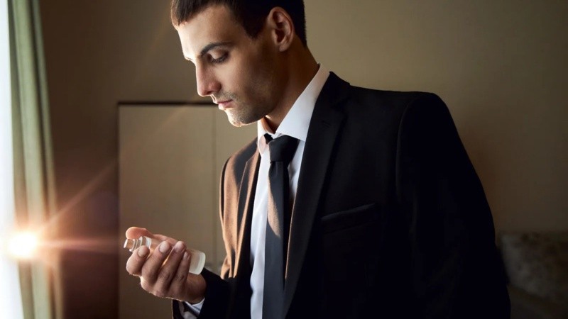 Cómo identificar fragancias que duran horas sobre la piel.