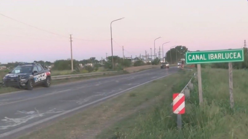 El puente de la ruta nacional 34 que cruza el canal Ibarlucea, muy próximo al acceso a Rosario por el noroeste.