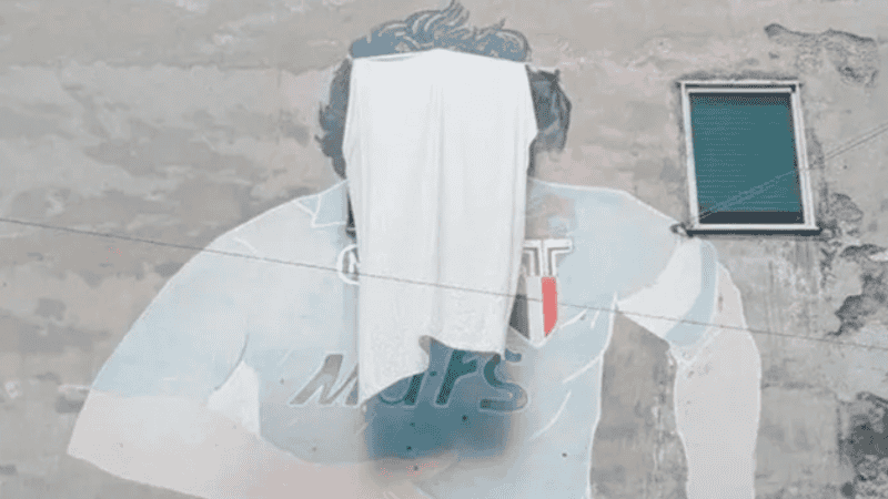 Maradona es prácticamente venerado como un santo en Nápoles y el mural que hicieron en su honor es una de las atracciones turísticas más visitadas de Italia.