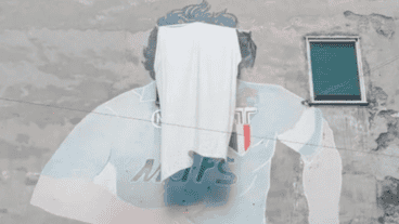 Maradona es prácticamente venerado como un santo en Nápoles y el mural que hicieron en su honor es una de las atracciones turísticas más visitadas de Italia.