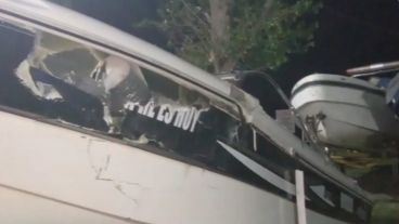 Una de las embarcaciones involucradas en el choque del viernes pasado en el río.