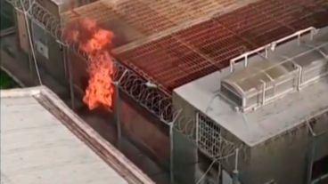 La protesta incluyó quema de colchones e incendio.