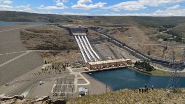 Oficializaron la privatización de la represa de Río Negro.
