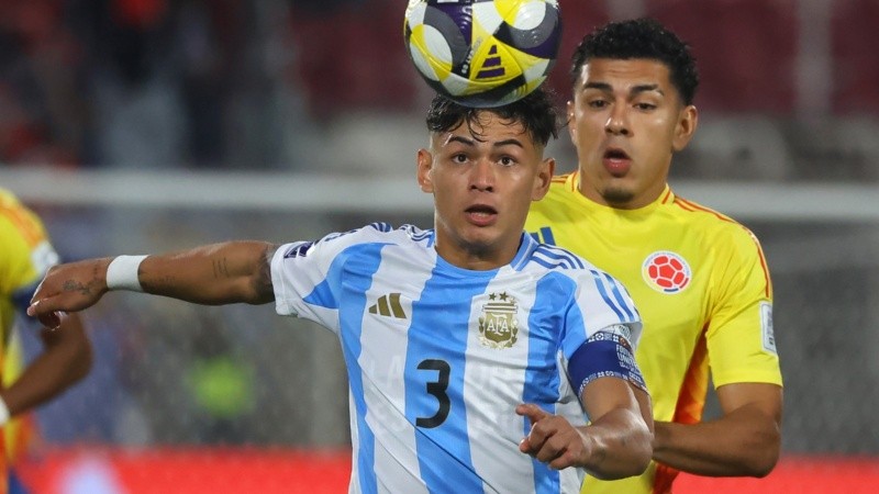 Julio Soler se la lleva ante su marca, en una escena del primer tiempo.