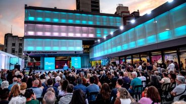 Javkin en el discurso de apertura frente a un renovado edificio.