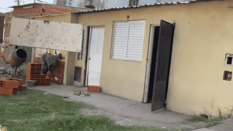  Como la propiedad pertenece a la madre de uno de los vendedores, las autoridades optaron por tapialar las distintas entradas del domicilio en lugar de derribarlo.