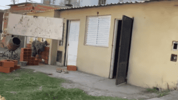 Como la propiedad pertenece a la madre de uno de los vendedores, las autoridades optaron por tapialar las distintas entradas del domicilio en lugar de derribarlo.