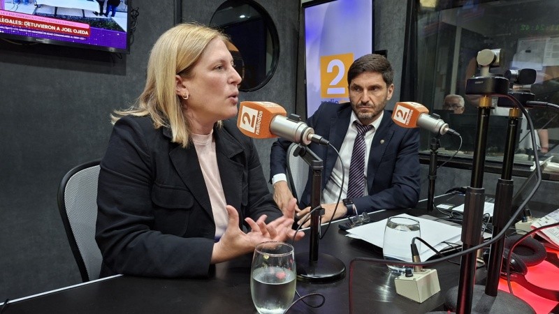 La candidata a diputada nacional, Gisela Scaglia, junto al gobernador Pullaro en Radio 2