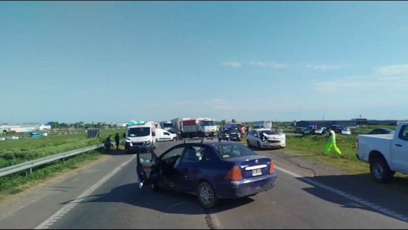 El choque en la autopista provocó una importante congestión vehicular.