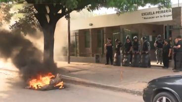 La protesta frente a la escuela 1381.