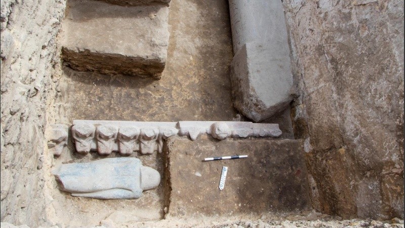 La tumba tiene una maldición inscrita en su fachada.