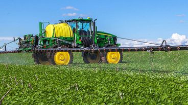 El texto busca regular la "aplicación de productos fitosanitarios en todo el territorio nacional”.