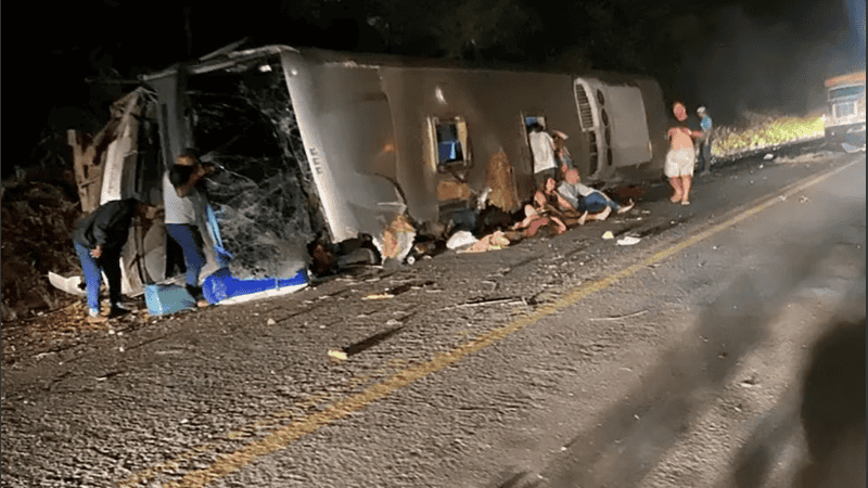 El vuelco produjo el fallecimiento de 16 personas y otras 17 resultaron heridas.