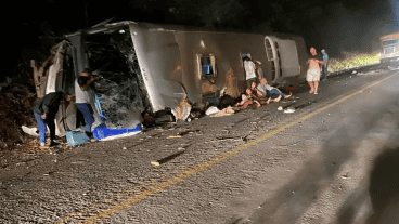 El vuelco produjo el fallecimiento de 16 personas y otras 17 resultaron heridas.