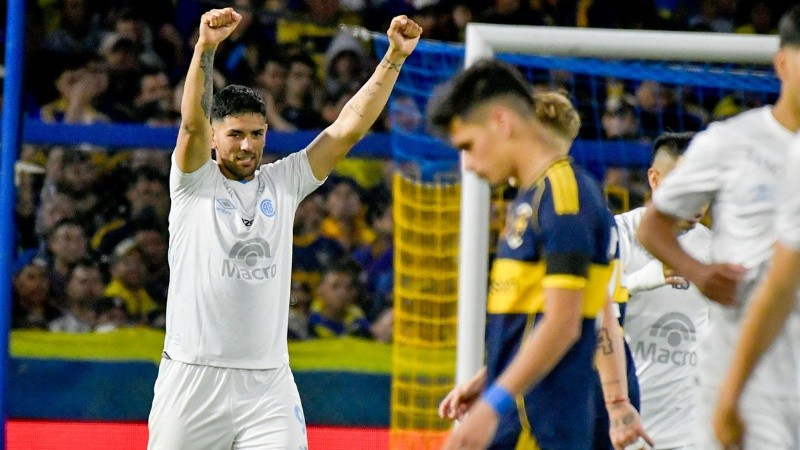 Passerini celebra ante la cabeza abajo de Brian Aguirre.