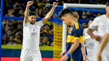Passerini celebra ante la cabeza abajo de Brian Aguirre.